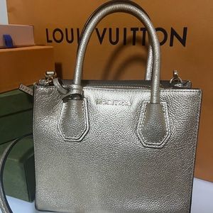 Preloved Golden Michael Kors bag❤️ Zipper is functioning.